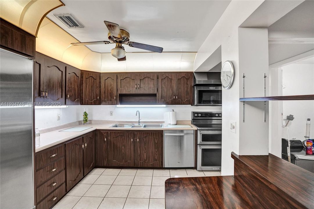 待售: $1,750,000 (7 贝兹, 7 浴室, 7919 平方英尺)