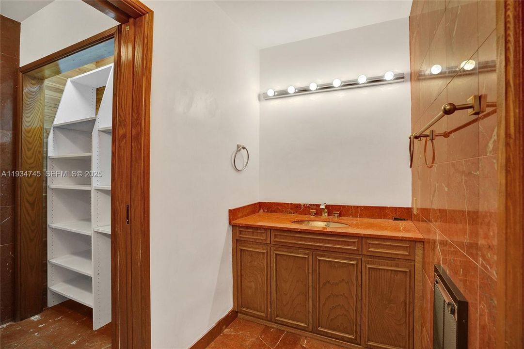 待售: $1,750,000 (7 贝兹, 7 浴室, 7919 平方英尺)