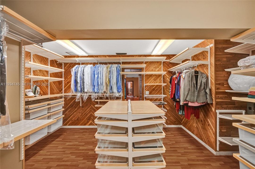 待售: $1,750,000 (7 贝兹, 7 浴室, 7919 平方英尺)