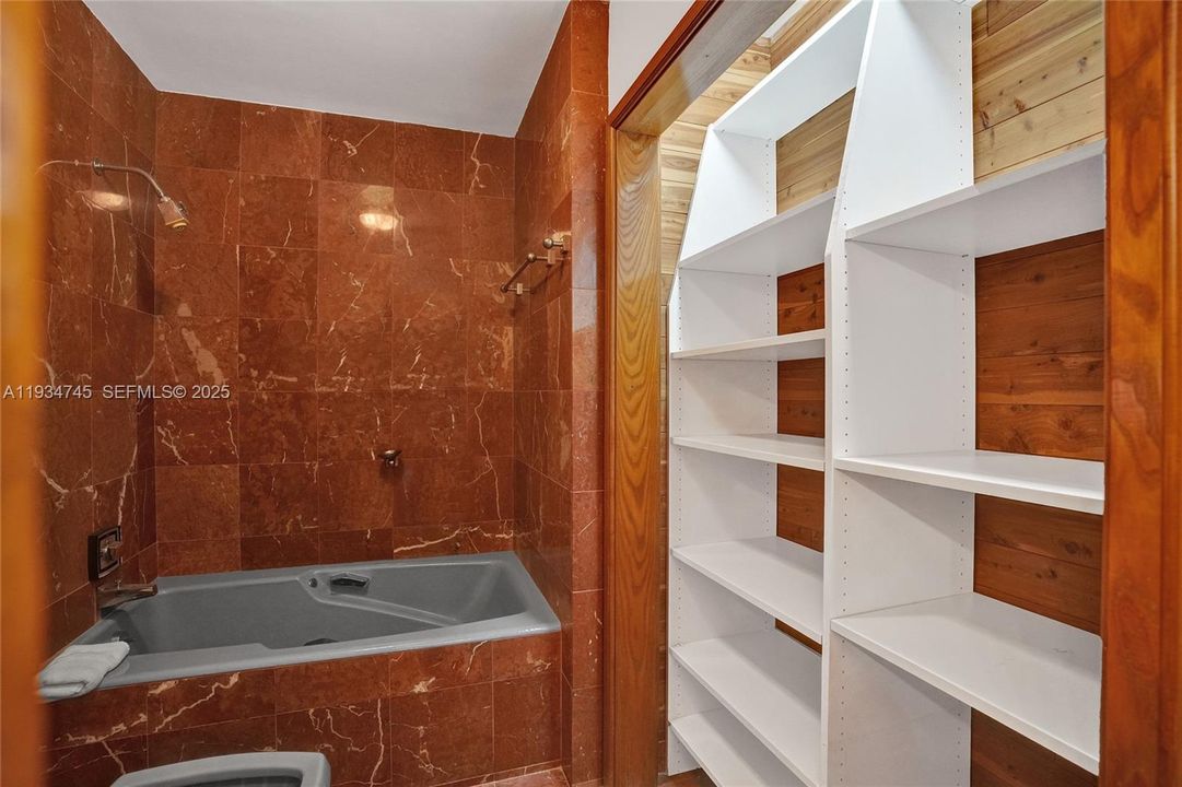 待售: $1,750,000 (7 贝兹, 7 浴室, 7919 平方英尺)