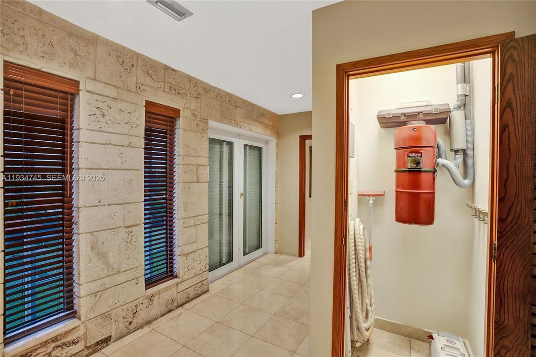 待售: $1,750,000 (7 贝兹, 7 浴室, 7919 平方英尺)