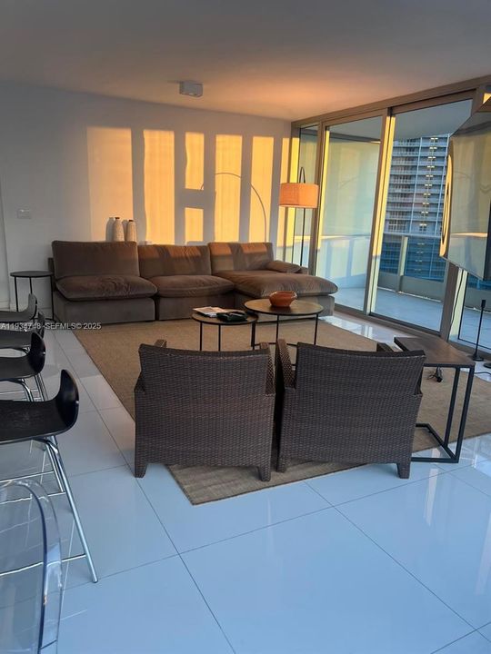 出租: $7,600 (2 贝兹, 2 浴室, 1539 平方英尺)