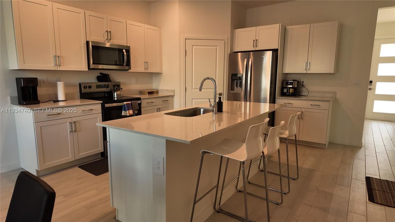 В аренду: $3,900 (4 спален, 2 ванн, 2400 Квадратных фут)