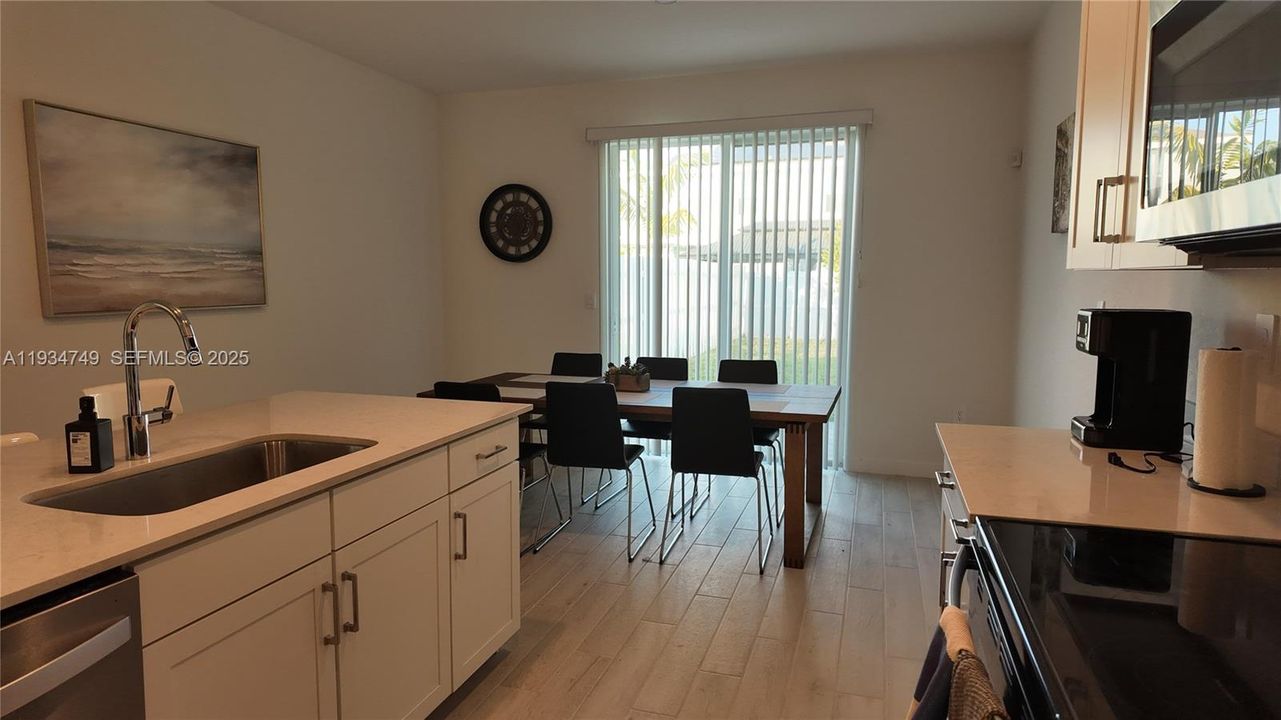 В аренду: $3,900 (4 спален, 2 ванн, 2400 Квадратных фут)