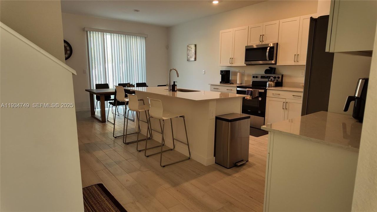 В аренду: $3,900 (4 спален, 2 ванн, 2400 Квадратных фут)