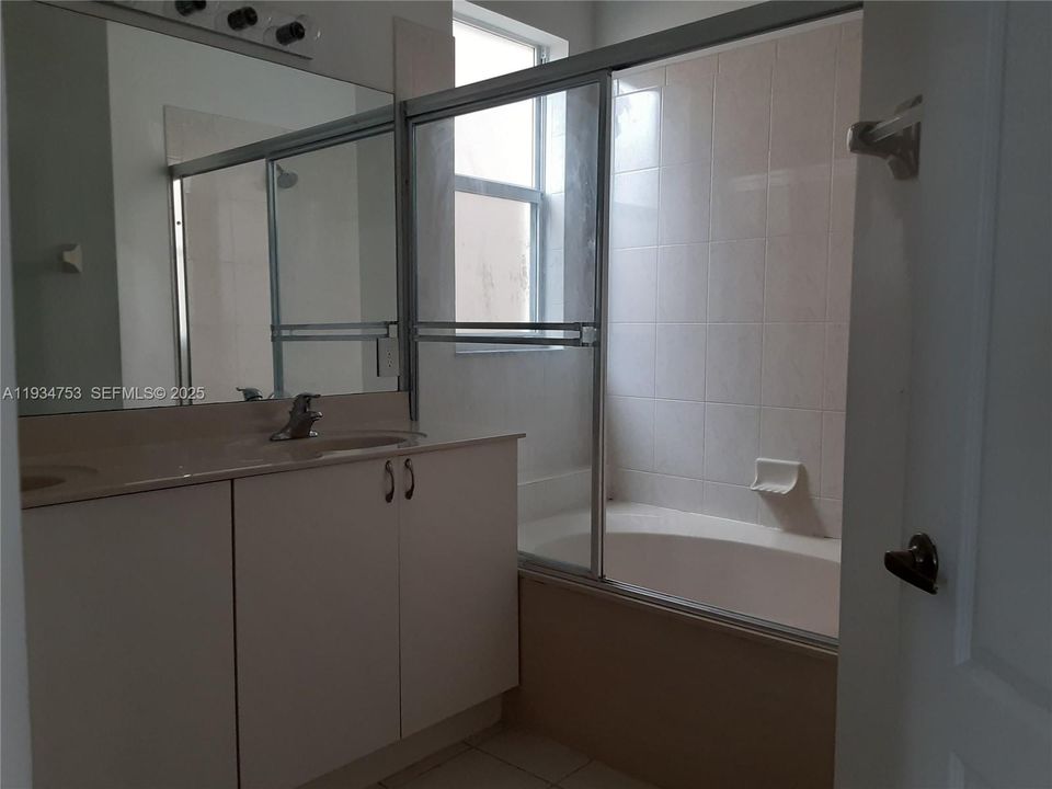 For Rent: $3,200 (5 beds, 3 baths, 2070 Square Feet)