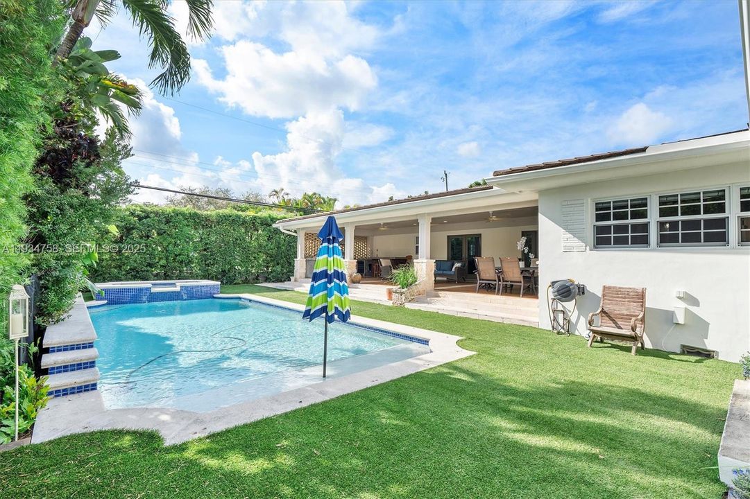 На продажу: $2,000,000 (5 спален, 4 ванн, 2770 Квадратных фут)