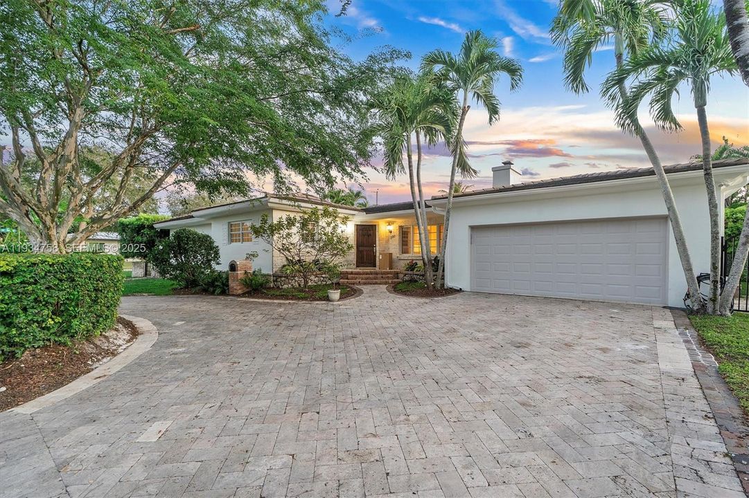 На продажу: $2,000,000 (5 спален, 4 ванн, 2770 Квадратных фут)