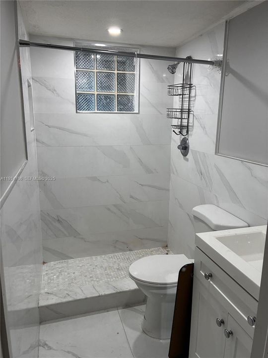 На продажу: $230,000 (2 спален, 2 ванн, 824 Квадратных фут)