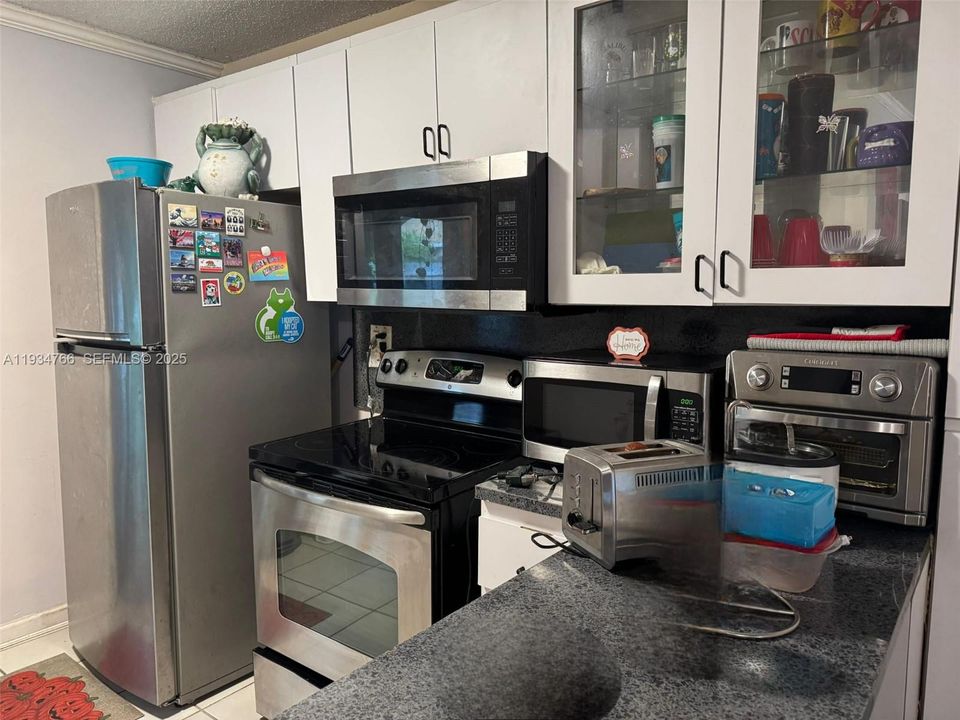 На продажу: $230,000 (2 спален, 2 ванн, 824 Квадратных фут)