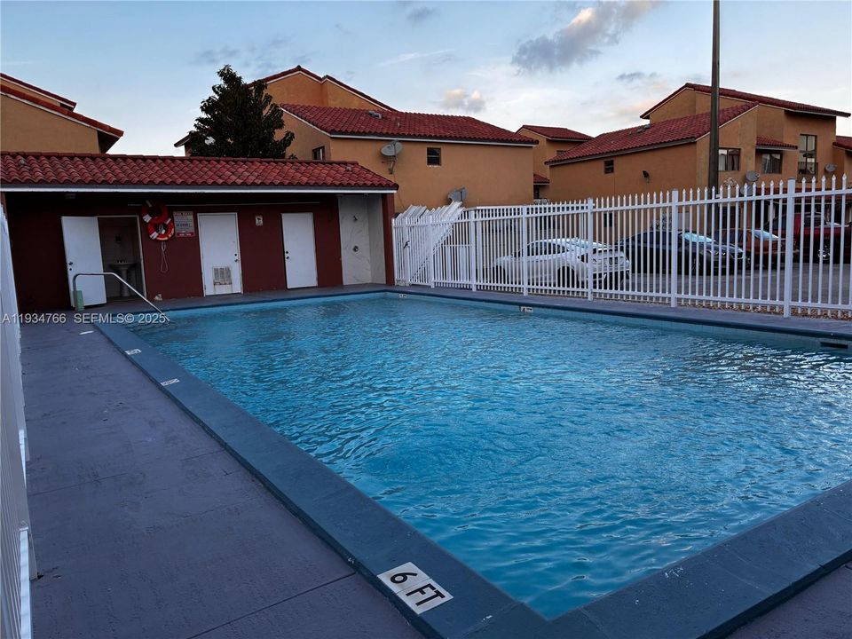 На продажу: $230,000 (2 спален, 2 ванн, 824 Квадратных фут)