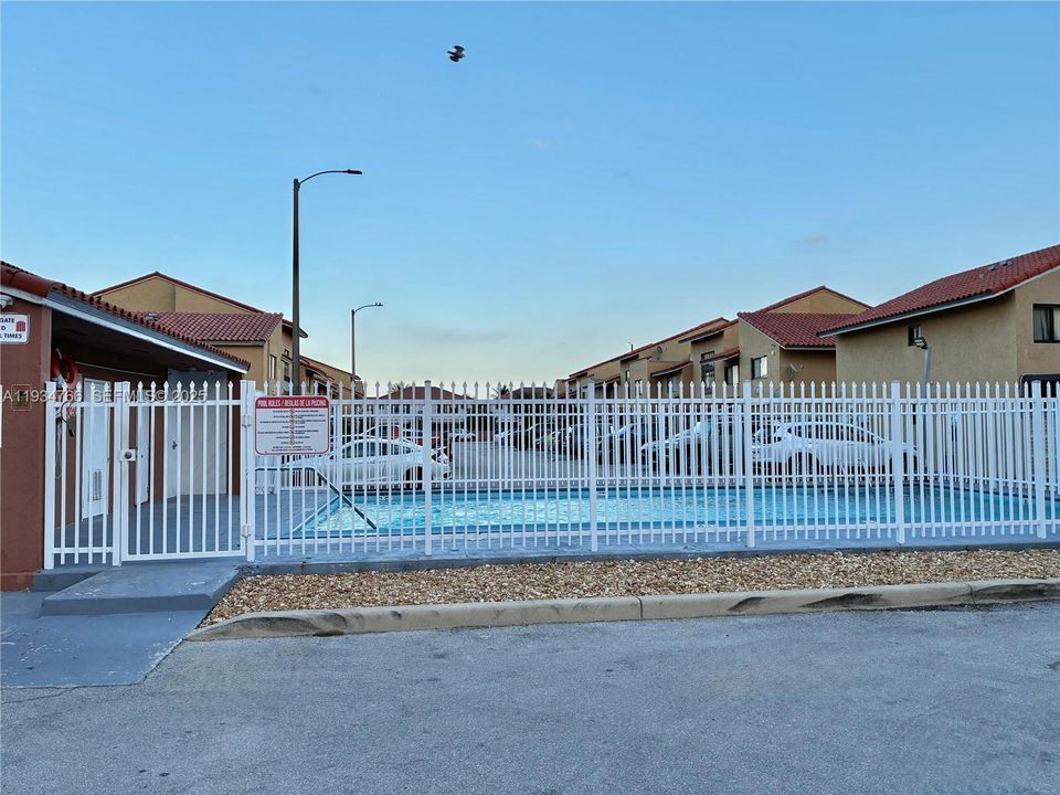 На продажу: $230,000 (2 спален, 2 ванн, 824 Квадратных фут)