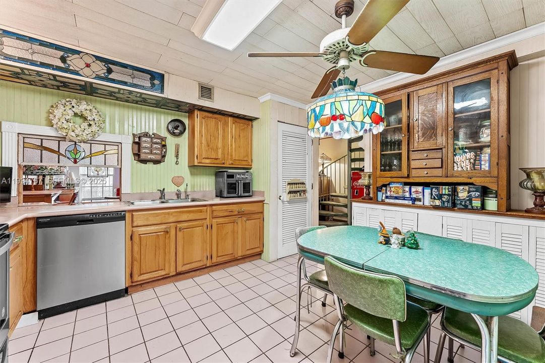 For Sale: $290,000 (3 beds, 2 baths, 1496 Square Feet)