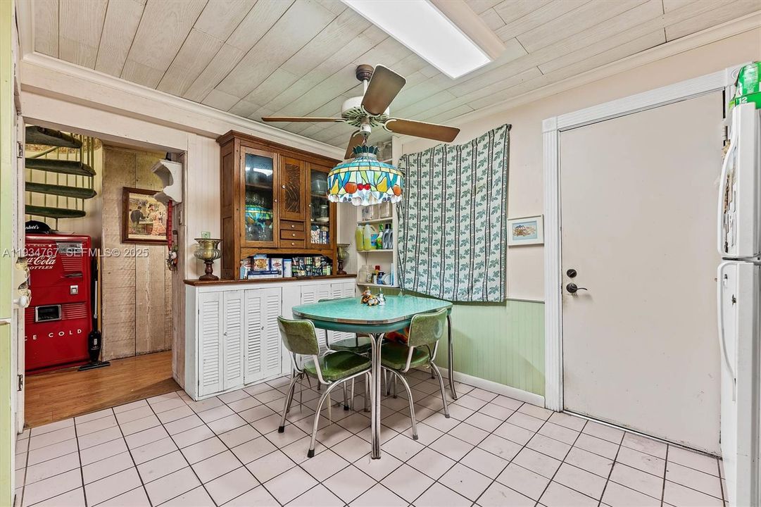 For Sale: $290,000 (3 beds, 2 baths, 1496 Square Feet)