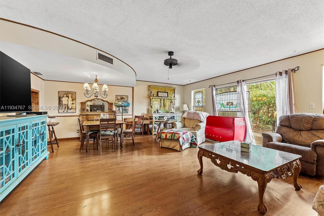 For Sale: $290,000 (3 beds, 2 baths, 1496 Square Feet)