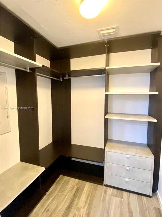 出租: $4,200 (1 贝兹, 2 浴室, 866 平方英尺)