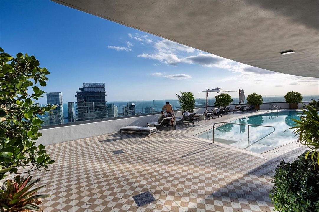 出租: $4,200 (1 贝兹, 2 浴室, 866 平方英尺)