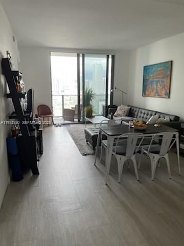 For Sale: $520,000 (1 beds, 1 baths, 756 Square Feet)