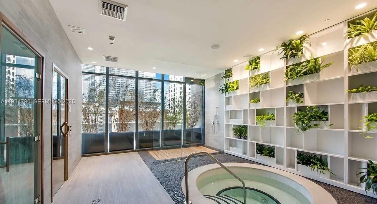 For Sale: $520,000 (1 beds, 1 baths, 756 Square Feet)