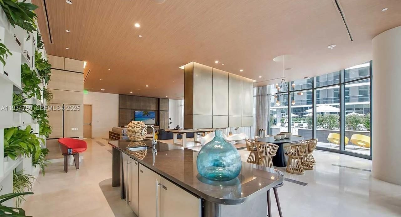 For Sale: $520,000 (1 beds, 1 baths, 756 Square Feet)