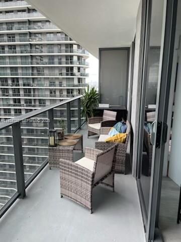For Sale: $520,000 (1 beds, 1 baths, 756 Square Feet)