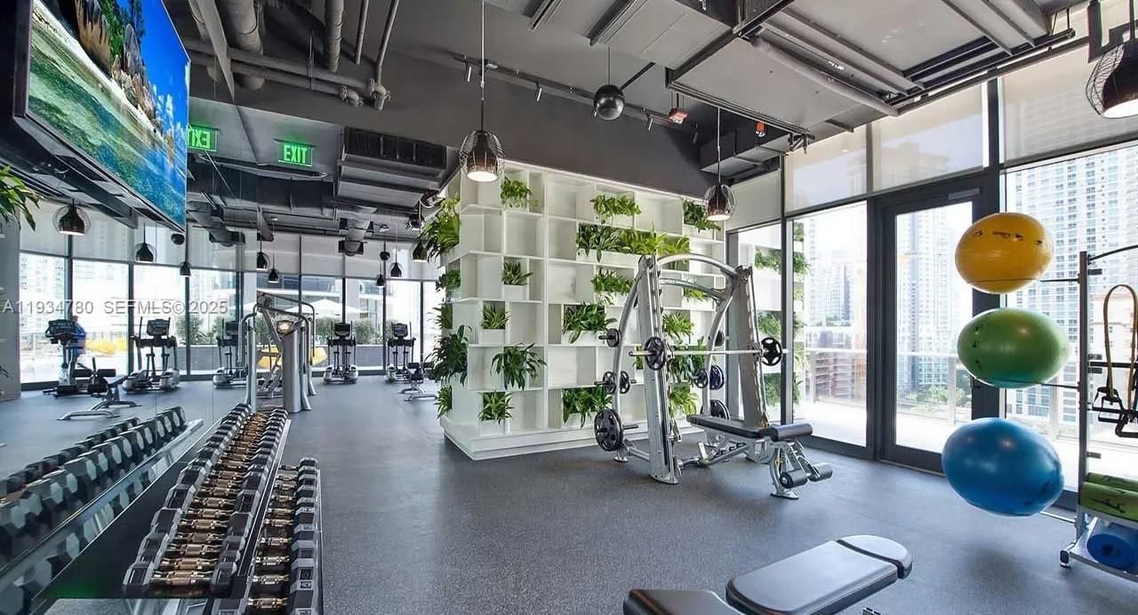 For Sale: $520,000 (1 beds, 1 baths, 756 Square Feet)