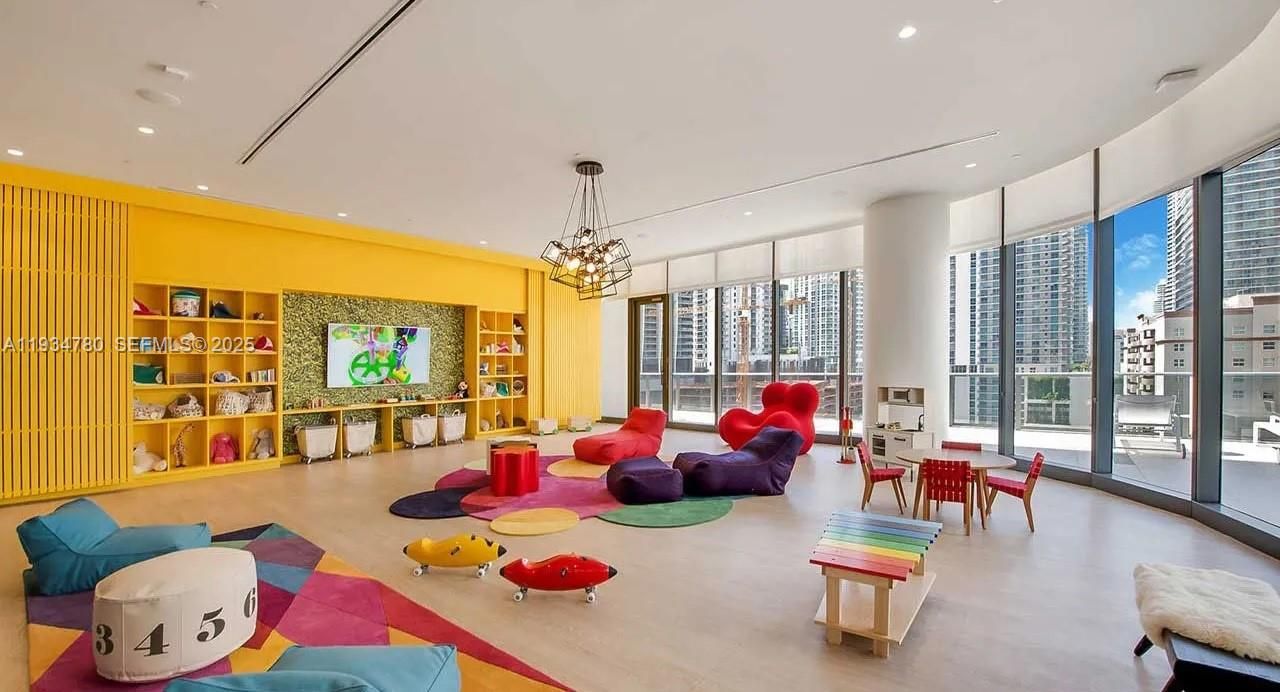 For Sale: $520,000 (1 beds, 1 baths, 756 Square Feet)