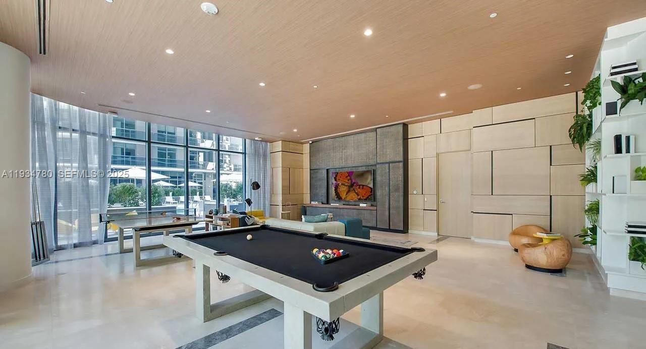 For Sale: $520,000 (1 beds, 1 baths, 756 Square Feet)