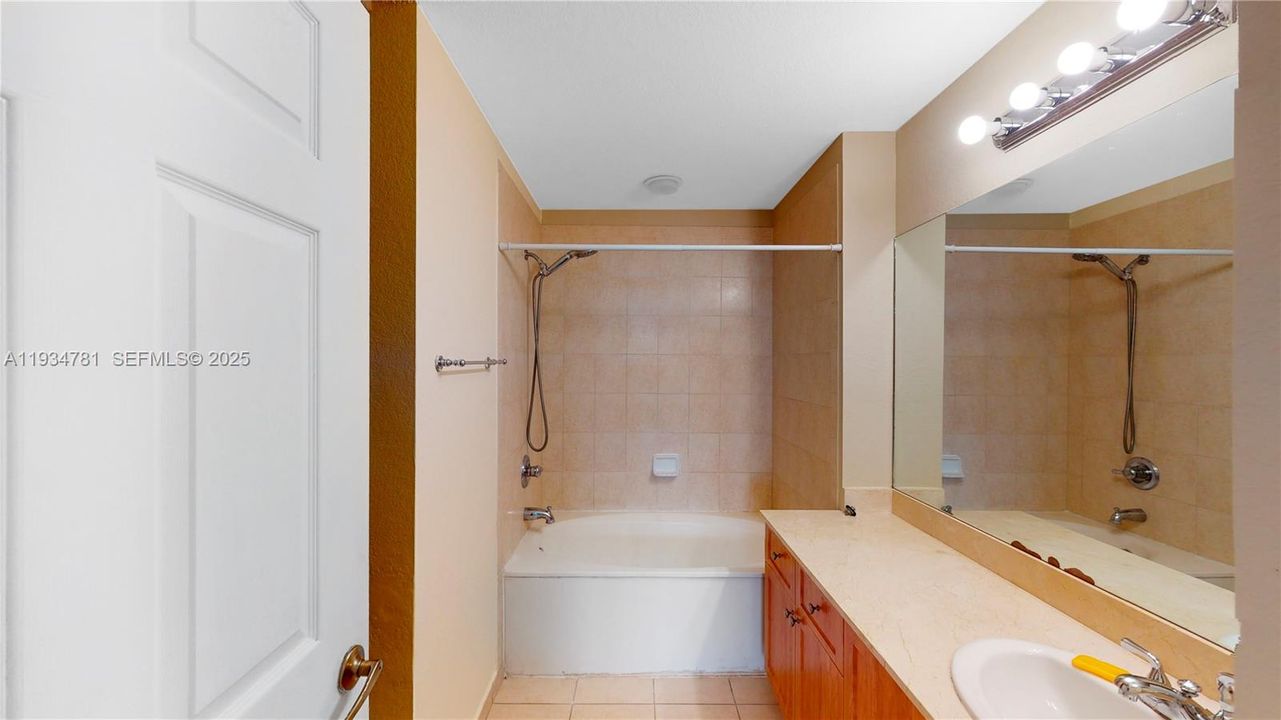 For Rent: $2,900 (3 beds, 2 baths, 1207 Square Feet)