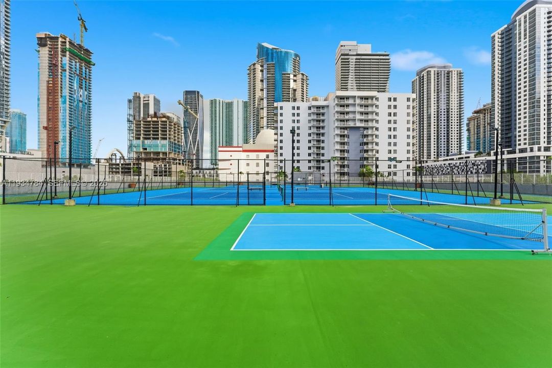 En Venta: $312,000 (2 camas, 2 baños, 903 Pies cuadrados)