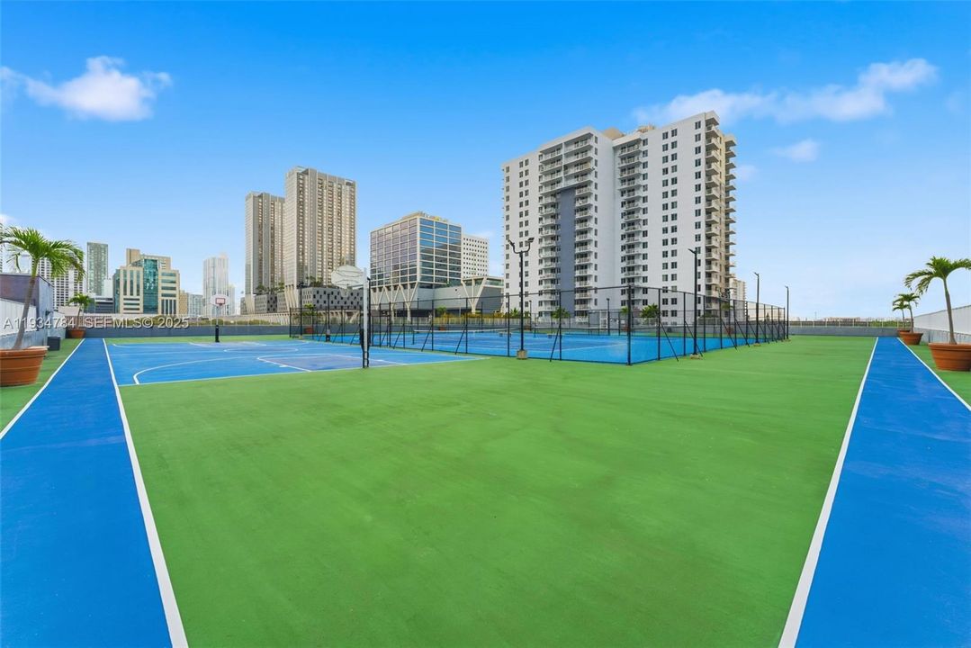 En Venta: $312,000 (2 camas, 2 baños, 903 Pies cuadrados)