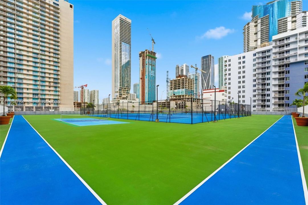 En Venta: $312,000 (2 camas, 2 baños, 903 Pies cuadrados)