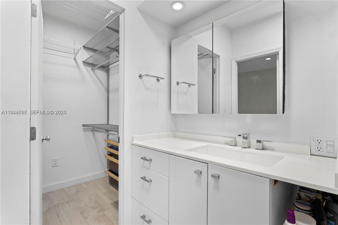 For Sale: $950,000 (2 beds, 2 baths, 1236 Square Feet)