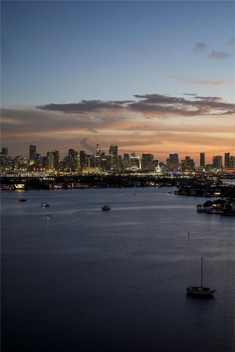 For Sale: $950,000 (2 beds, 2 baths, 1236 Square Feet)