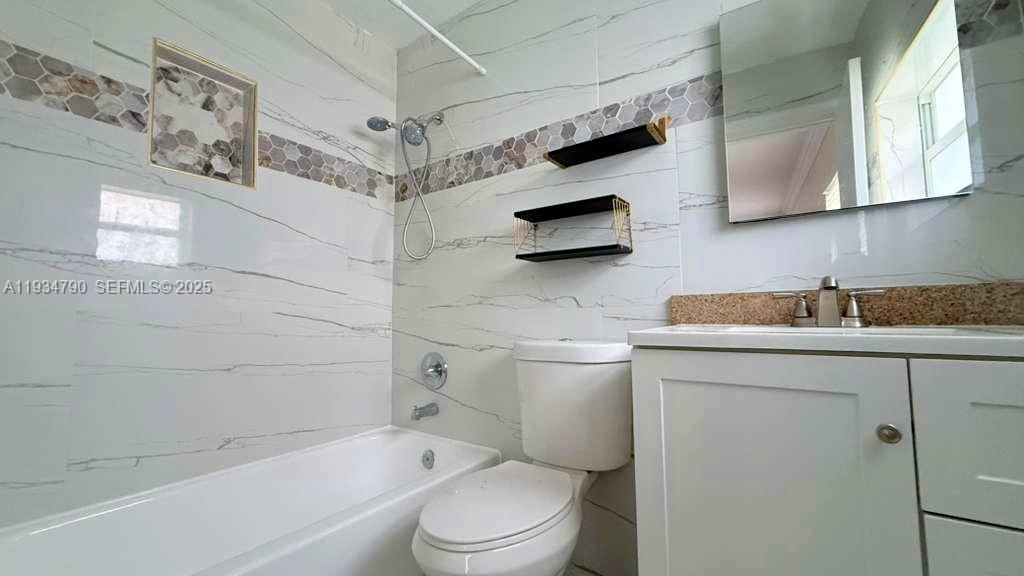 出租: $3,100 (3 贝兹, 2 浴室, 1298 平方英尺)