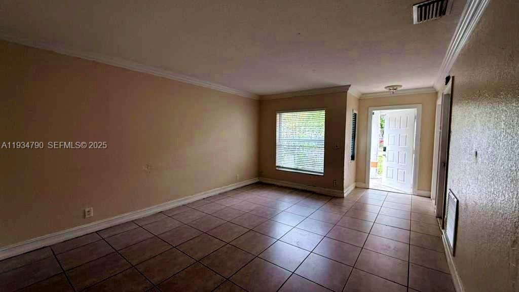 出租: $3,100 (3 贝兹, 2 浴室, 1298 平方英尺)