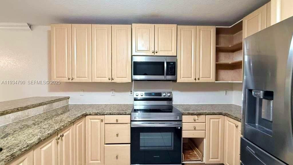 出租: $3,100 (3 贝兹, 2 浴室, 1298 平方英尺)