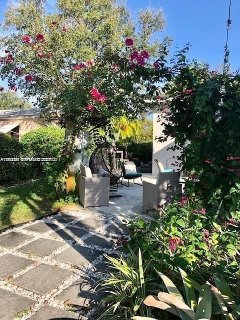 For Rent: $3,950 (3 beds, 1 baths, 1373 Square Feet)