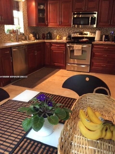 For Rent: $3,950 (3 beds, 1 baths, 1373 Square Feet)