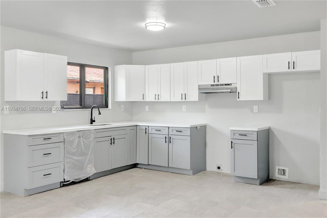 For Rent: $3,997 (4 beds, 2 baths, 1512 Square Feet)