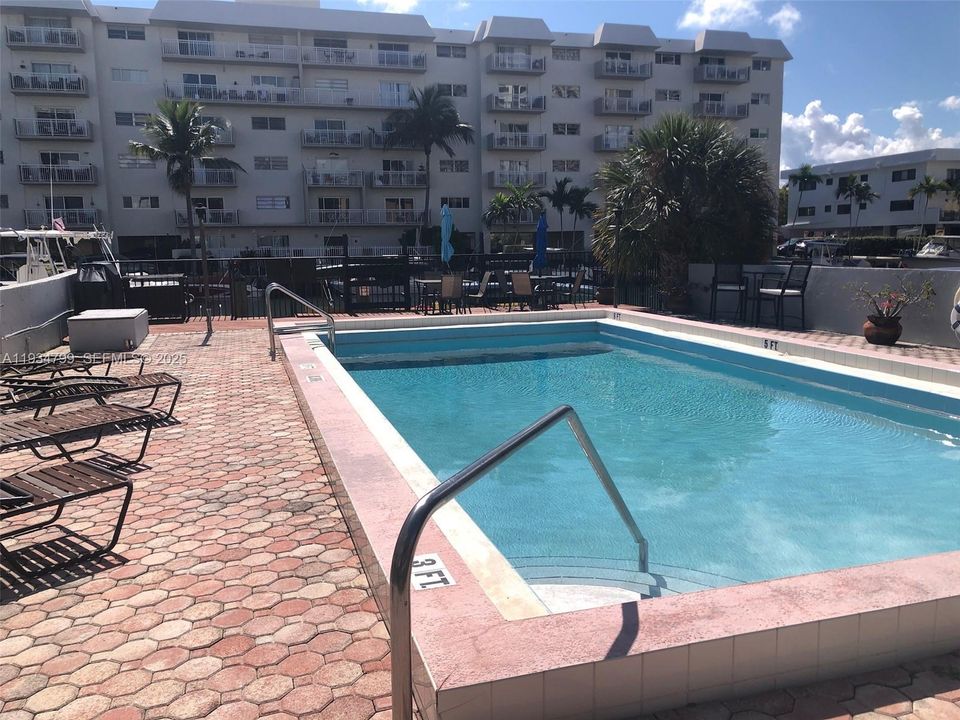 出租: $1,700 (1 贝兹, 1 浴室, 652 平方英尺)