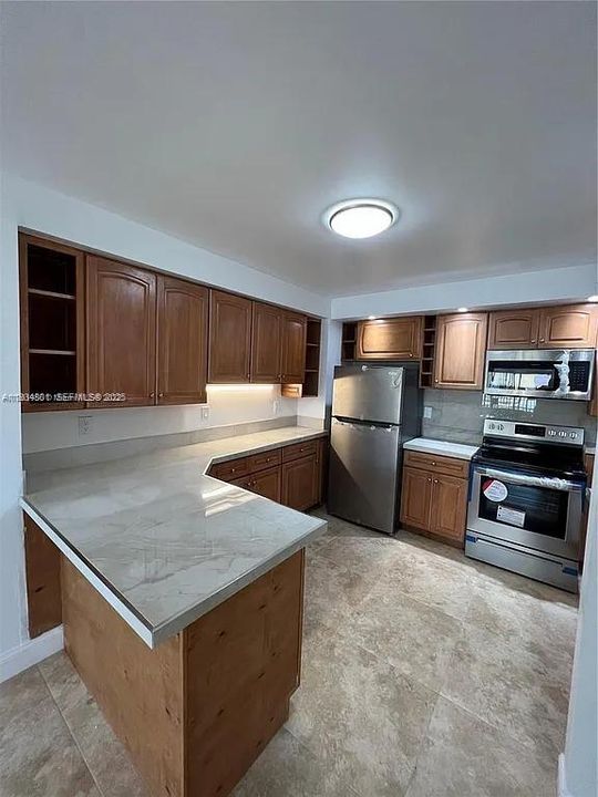 В аренду: $2,750 (3 спален, 2 ванн, 930 Квадратных фут)