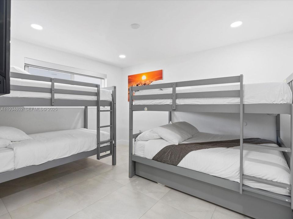 For Rent: $5,999 (4 beds, 3 baths, 1348 Square Feet)