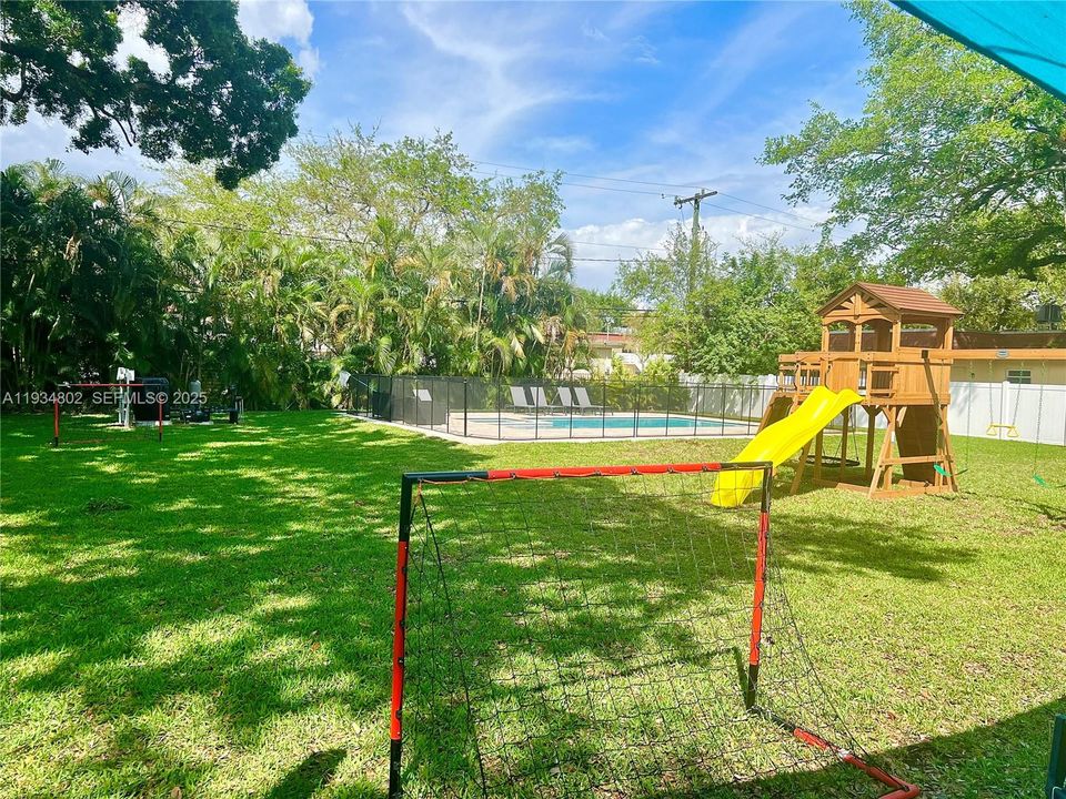 For Rent: $5,999 (4 beds, 3 baths, 1348 Square Feet)