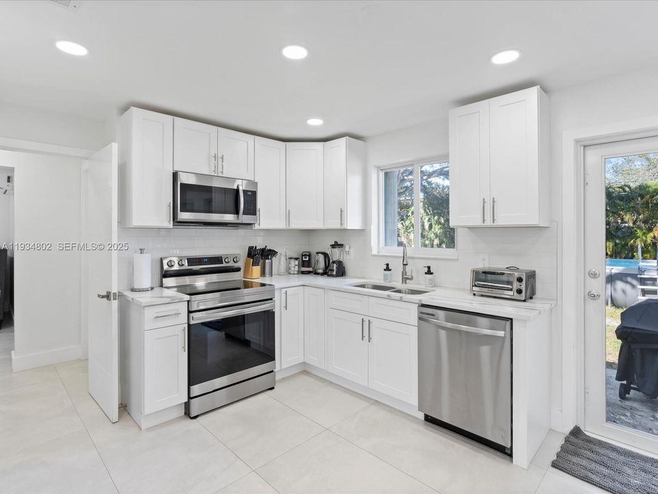 For Rent: $5,999 (4 beds, 3 baths, 1348 Square Feet)