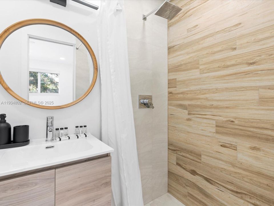 For Rent: $5,999 (4 beds, 3 baths, 1348 Square Feet)