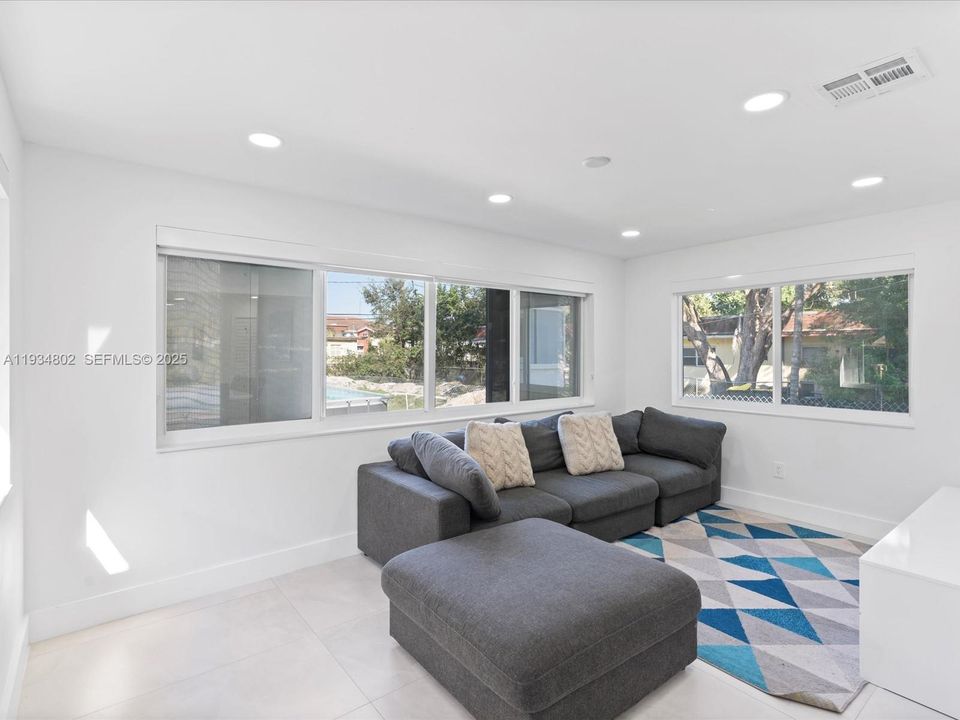 For Rent: $5,999 (4 beds, 3 baths, 1348 Square Feet)