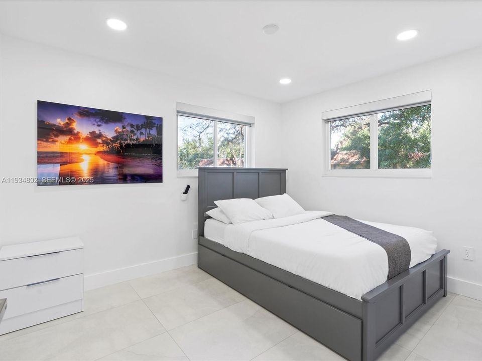 For Rent: $5,999 (4 beds, 3 baths, 1348 Square Feet)