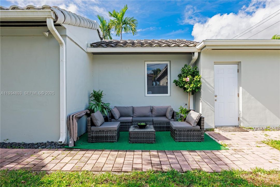 For Rent: $4,300 (3 beds, 2 baths, 1472 Square Feet)