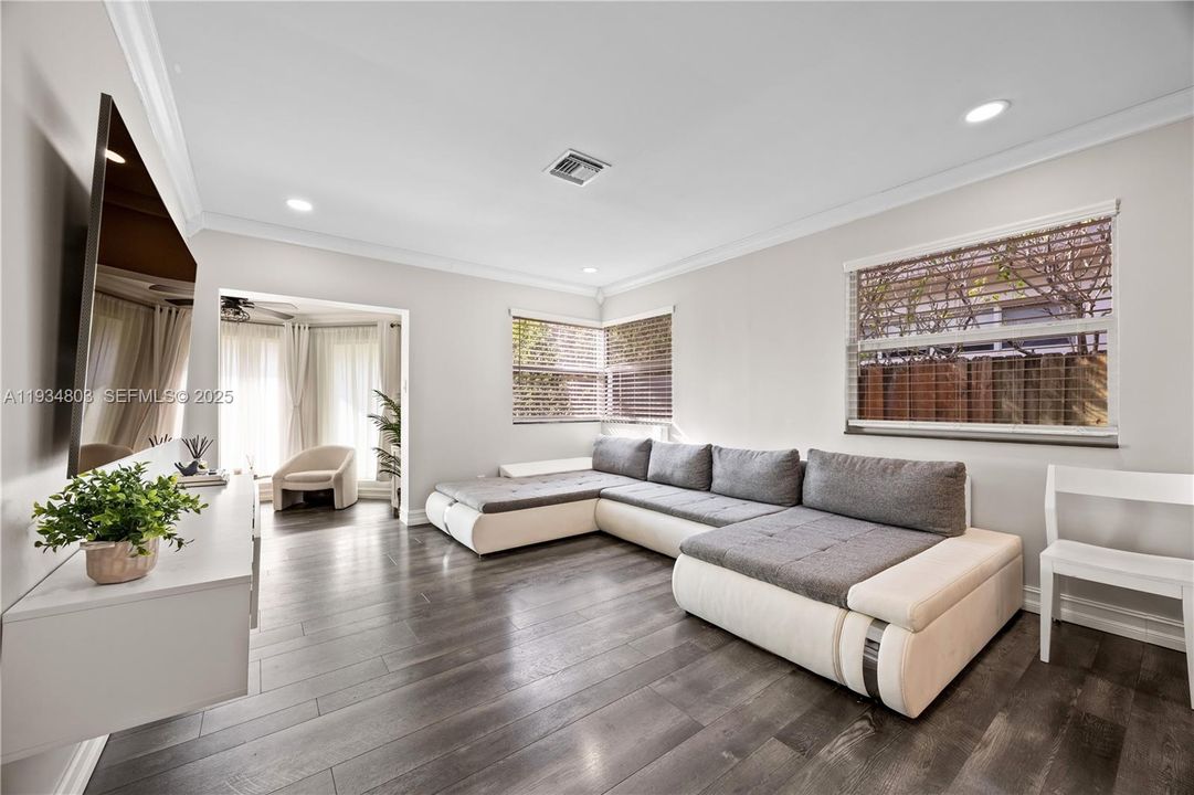 For Rent: $4,300 (3 beds, 2 baths, 1472 Square Feet)